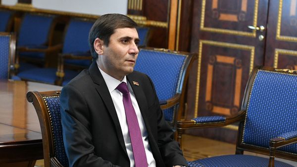 Секретарь парламентской фракции Процветающая Армения Арман Абовян на встрече с президентом Армении (26 февраля 2021). Еревaн - Sputnik Արմենիա
