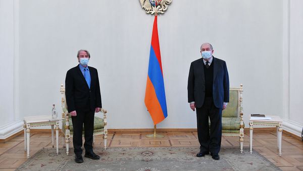 Президент Армен Саркисян встретился с основателем организации Врачи без границ, экс министром иностранных дел Франции Бернаром Кушнером (26 февраля 2021). Еревaн - Sputnik Արմենիա