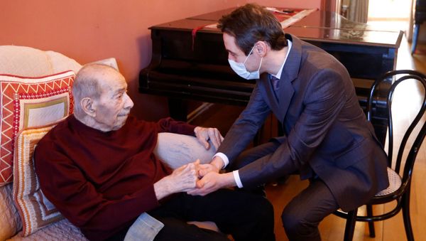 Мэр Еревана Айк Марутян вручил медаль почетного гражданина столицы Владилену Баляну (26 февраля 2021). Еревaн - Sputnik Արմենիա
