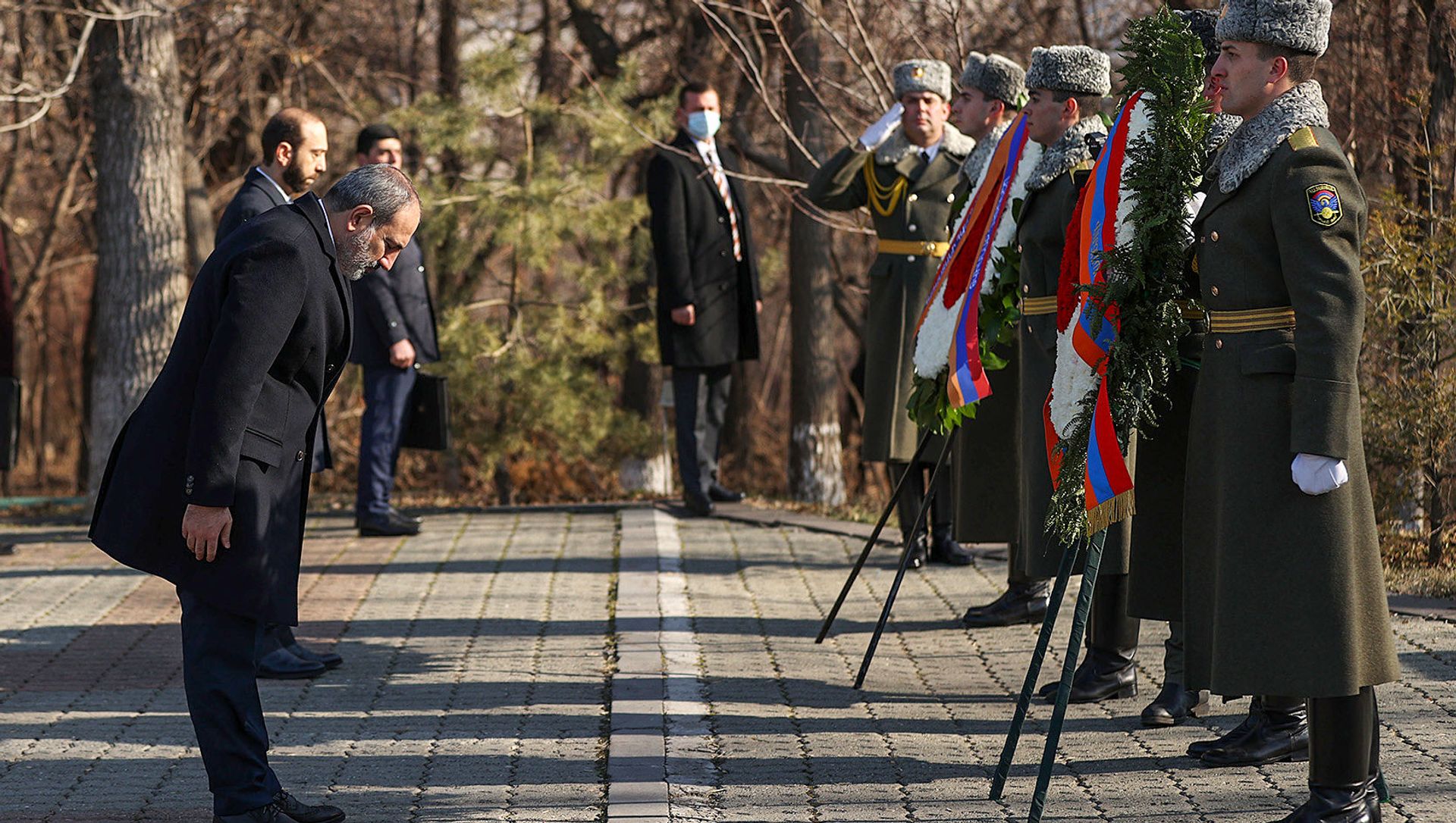 Руководство страны во главе с премьер-министром Николом Пашиняном возложили венки в память Сумгаитский событий (26 февраля 2021). Еревaн Руководство страны во главе с премьер-министром Николом Пашиняном возложили венки в память Сумгаитский событий (26 февраля 2021). Еревaн - Sputnik Армения, 1920, 27.02.2021