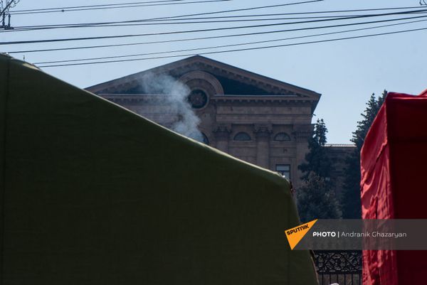 Палатки оппозиции на проспекте Баграмяна напротив здания Парламента перед началом митинга оппозиции (27 февраля 2021). Еревaн Палатки оппозиции на проспекте Баграмяна напротив здания Парламента перед началом митинга оппозиции (27 февраля 2021). Еревaн - Sputnik Армения