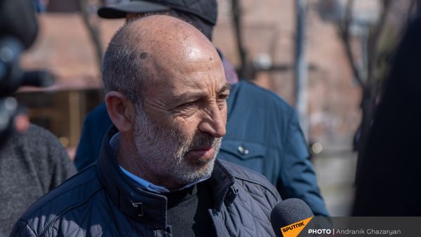 Командир отряда Сисакан Ашот Минасян отвечает на вопросы журналистов перед началом митинга оппозиции (27 февраля 2021). Еревaн - Sputnik Армения