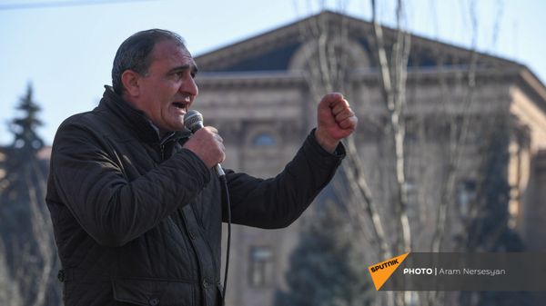 Речь Игоря Саркисяна во время митинга оппозиции на проспекте Баграмяна (27 февраля 2021). Еревaн - Sputnik Армения