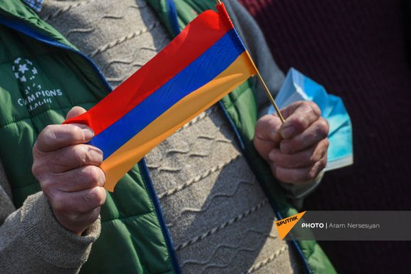Активист с флагом Армении во время митинга оппозиции на проспекте Баграмяна (27 февраля 2021). Еревaн Активист с флагом Армении во время митинга оппозиции на проспекте Баграмяна (27 февраля 2021). Еревaн - Sputnik Армения