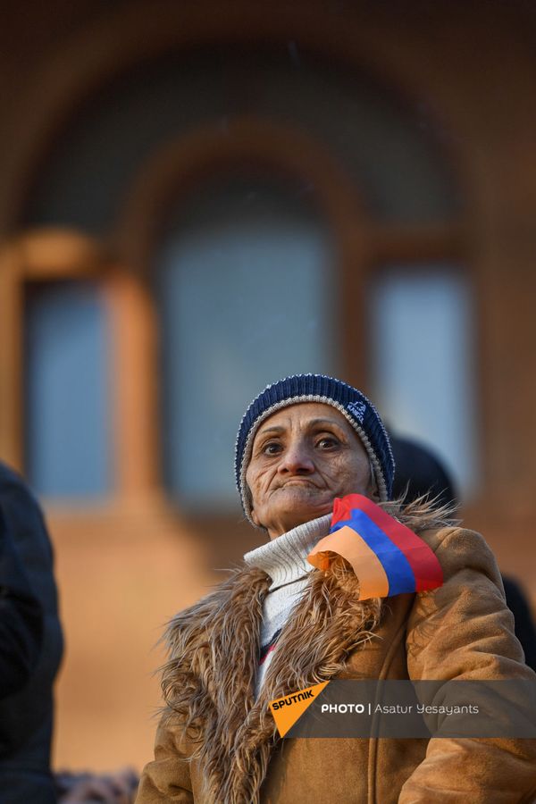 Женщина на проспекте Баграмяна после информации о возвращении президентом заявления премьера об отставке начальника ГШ ВС РА (27 февраля 2021). Еревaн Женщина на проспекте Баграмяна после информации о возвращении президентом заявления премьера об отставке начальника ГШ ВС РА (27 февраля 2021). Еревaн - Sputnik Армения