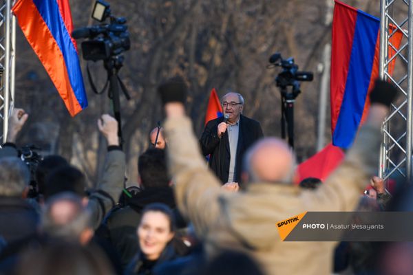 Вазген Манукян выступил с речью после информации о возвращении президентом заявления премьера об отставке начальника ГШ ВС РА (27 февраля 2021). Еревaн Вазген Манукян выступил с речью после информации о возвращении президентом заявления премьера об отставке начальника ГШ ВС РА (27 февраля 2021). Еревaн - Sputnik Армения