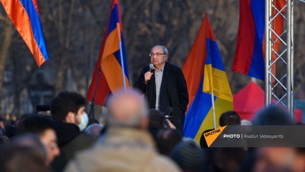 Вазген Манукян выступил с речью после информации о возвращении президентом заявления премьера об отставке начальника ГШ ВС РА (27 февраля 2021). Еревaн - Sputnik Армения