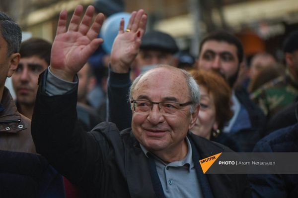 Вазген Манукян во главе шествия оппозиции (27 февраля 2021). Еревaн Вазген Манукян во главе шествия оппозиции (27 февраля 2021). Еревaн - Sputnik Армения