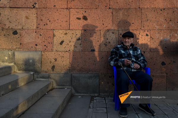 Пожилой мужчина на проспекте Баграмяна во время перерыва митинга оппозиции (27 февраля 2021). Еревaн Пожилой мужчина на проспекте Баграмяна во время перерыва митинга оппозиции (27 февраля 2021). Еревaн - Sputnik Армения