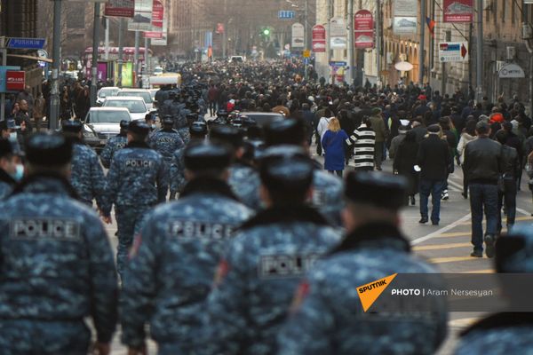Торжественное шествие участников митинга оппозиции после информации о возвращении заявления премьера об оставке начальника ГШ ВС РА (27 февраля 2021). Еревaн Торжественное шествие участников митинга оппозиции после информации о возвращении заявления премьера об оставке начальника ГШ ВС РА (27 февраля 2021). Еревaн - Sputnik Армения