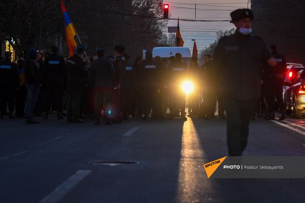Торжественное шествие участников митинга оппозиции после информации о возвращении заявления премьера об оставке начальника ГШ ВС РА (27 февраля 2021). Еревaн Торжественное шествие участников митинга оппозиции после информации о возвращении заявления премьера об оставке начальника ГШ ВС РА (27 февраля 2021). Еревaн - Sputnik Армения