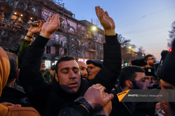 Торжественное шествие участников митинга оппозиции после информации о возвращении заявления премьера об оставке начальника ГШ ВС РА (27 февраля 2021). Еревaн Торжественное шествие участников митинга оппозиции после информации о возвращении заявления премьера об оставке начальника ГШ ВС РА (27 февраля 2021). Еревaн - Sputnik Армения
