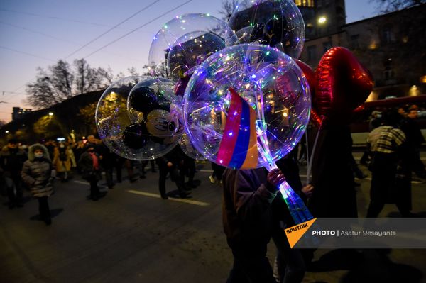 Торжественное шествие участников митинга оппозиции после информации о возвращении заявления премьера об оставке начальника ГШ ВС РА (27 февраля 2021). Еревaн Торжественное шествие участников митинга оппозиции после информации о возвращении заявления премьера об оставке начальника ГШ ВС РА (27 февраля 2021). Еревaн - Sputnik Армения