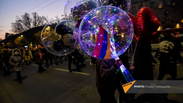 Торжественное шествие участников митинга оппозиции после информации о возвращении заявления премьера об оставке начальника ГШ ВС РА (27 февраля 2021). Еревaн - Sputnik Армения
