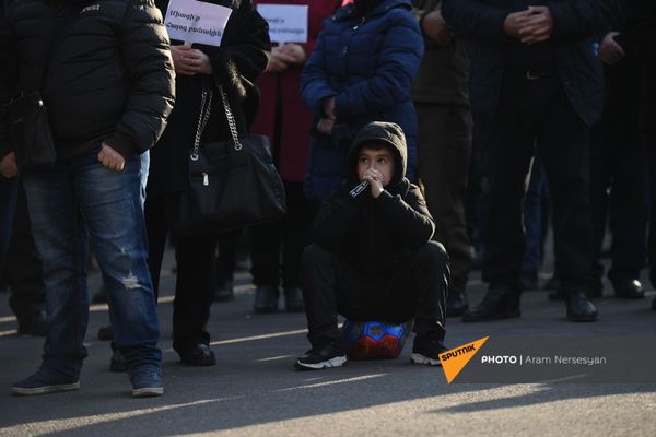 Мальчик на проспекте Баграмяна во время перерыва митинга оппозиции (27 февраля 2021). Еревaн Мальчик на проспекте Баграмяна во время перерыва митинга оппозиции (27 февраля 2021). Еревaн - Sputnik Армения