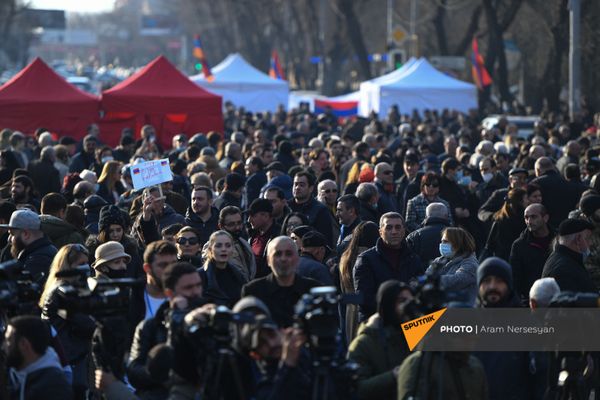 Сторонники оппозиции во время перерыва митинга на проспекте Баграмяна (27 февраля 2021). Еревaн Сторонники оппозиции во время перерыва митинга на проспекте Баграмяна (27 февраля 2021). Еревaн - Sputnik Армения