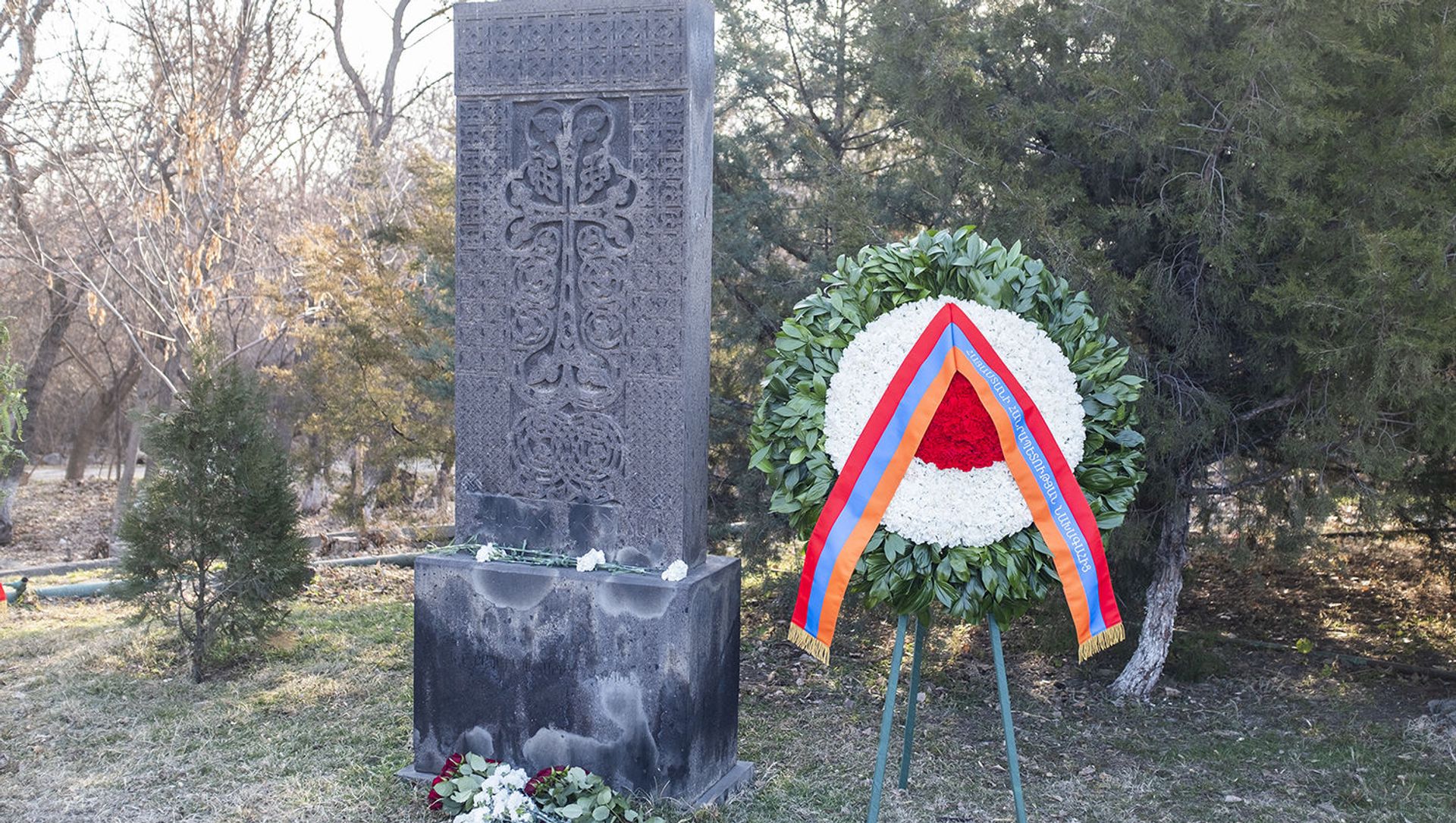 Венок от имени президента Армена Саркисяна, возложенный к памятнику жертвам сумгаитских погромов (28 февраля 2021). Еревaн Венок от имени президента Армена Саркисяна, возложенный к памятнику жертвам сумгаитских погромов (28 февраля 2021). Еревaн - Sputnik Армения, 1920, 28.02.2021