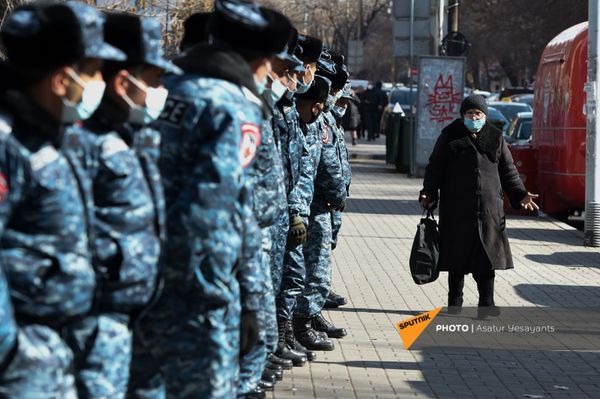Полицейский кордон перекрыл проход к правительственному зданию во время акции протеста оппозиции (23 февраля 2021). Еревaн Полицейский кордон перекрыл проход к правительственному зданию во время акции протеста оппозиции (23 февраля 2021). Еревaн - Sputnik Армения