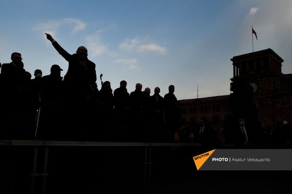 Премьер-министр Никол Пашинян выступает перед своими сторонниками во время митинга на площади Республики (25 февраля 2021). Еревaн Премьер-министр Никол Пашинян выступает перед своими сторонниками во время митинга на площади Республики (25 февраля 2021). Еревaн - Sputnik Армения