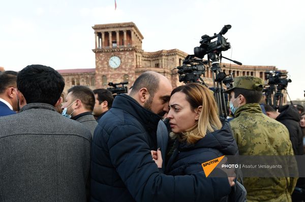 Лена Назарян с мужем Нареком Бабаяном во время митинга на площади Республики (25 февраля 2021). Еревaн Лена Назарян с мужем Нареком Бабаяном во время митинга на площади Республики (25 февраля 2021). Еревaн - Sputnik Армения