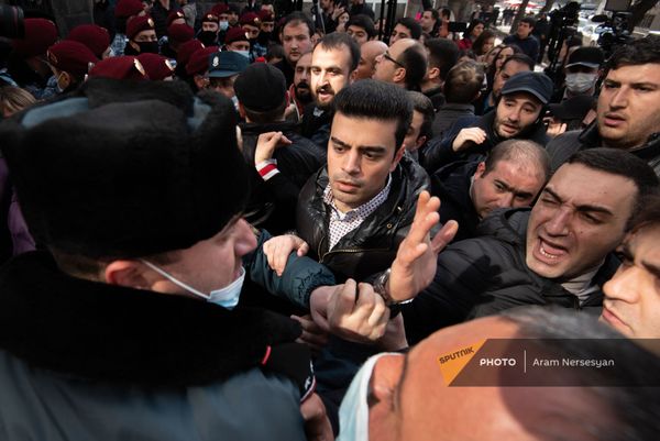 Оппозиционные активисты в стычке с полицией у здания Государственного экономического университета (24 февраля 2021). Еревaн Оппозиционные активисты в стычке с полицией у здания Государственного экономического университета (24 февраля 2021). Еревaн - Sputnik Армения
