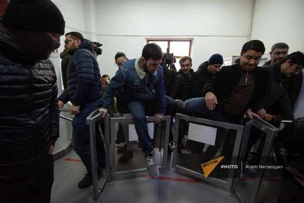 Оппозиционные активисты ворвались в здание Государственного экономического университета Армении (24 февраля 2021). Еревaн Оппозиционные активисты ворвались в здание Государственного экономического университета Армении (24 февраля 2021). Еревaн - Sputnik Армения
