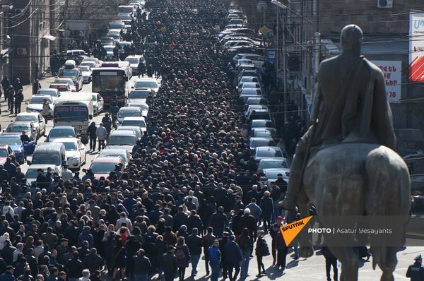Участники митинга оппозиции движутся к зданию прокуратуры (26 февраля 2021). Еревaн Участники митинга оппозиции движутся к зданию прокуратуры (26 февраля 2021). Еревaн - Sputnik Армения