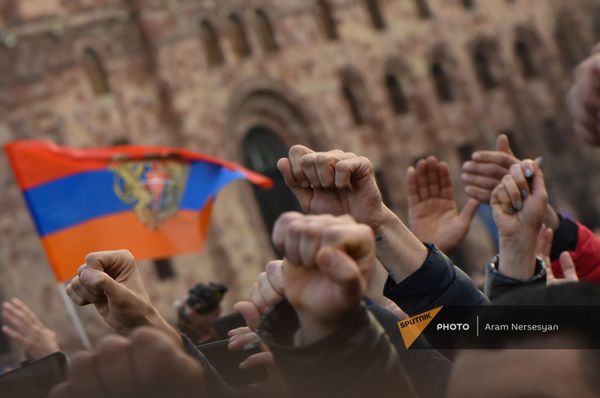 Сторонники премьер-министра Никола Пашиняна во время митинга на площади Республики (25 февраля 2021). Еревaн Сторонники премьер-министра Никола Пашиняна во время митинга на площади Республики (25 февраля 2021). Еревaн - Sputnik Армения