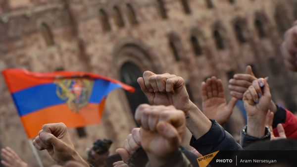 Сторонники премьер-министра Никола Пашиняна во время митинга на площади Республики (25 февраля 2021). Еревaн - Sputnik Армения