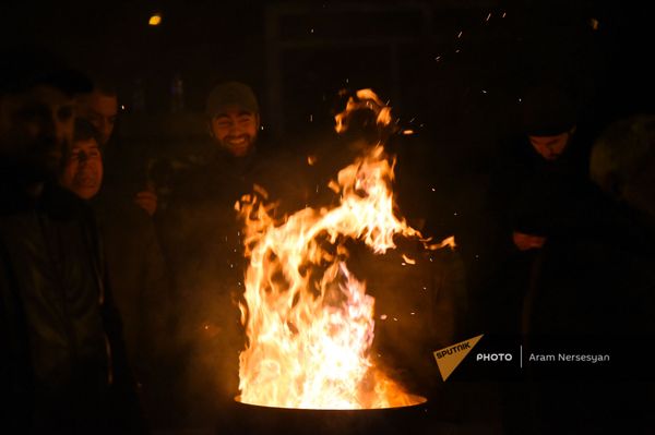 Сторонники оппозиции греются у костра на проспекте Баграмяна у здания Национального собрания Армении (25 февраля 2021). Еревaн Сторонники оппозиции греются у костра на проспекте Баграмяна у здания Национального собрания Армении (25 февраля 2021). Еревaн - Sputnik Армения