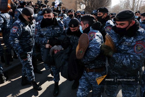 Полиция задерживает оппозиционных активистов во время акции протеста перед правительственным зданием (23 февраля 2021). Еревaн Полиция задерживает оппозиционных активистов во время акции протеста перед правительственным зданием (23 февраля 2021). Еревaн - Sputnik Армения