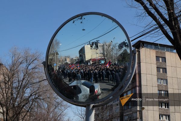 Участники митинга оппозиции в отражении круглого уличного зеркала (26 февраля 2021). Еревaн Участники митинга оппозиции в отражении круглого уличного зеркала (26 февраля 2021). Еревaн - Sputnik Армения