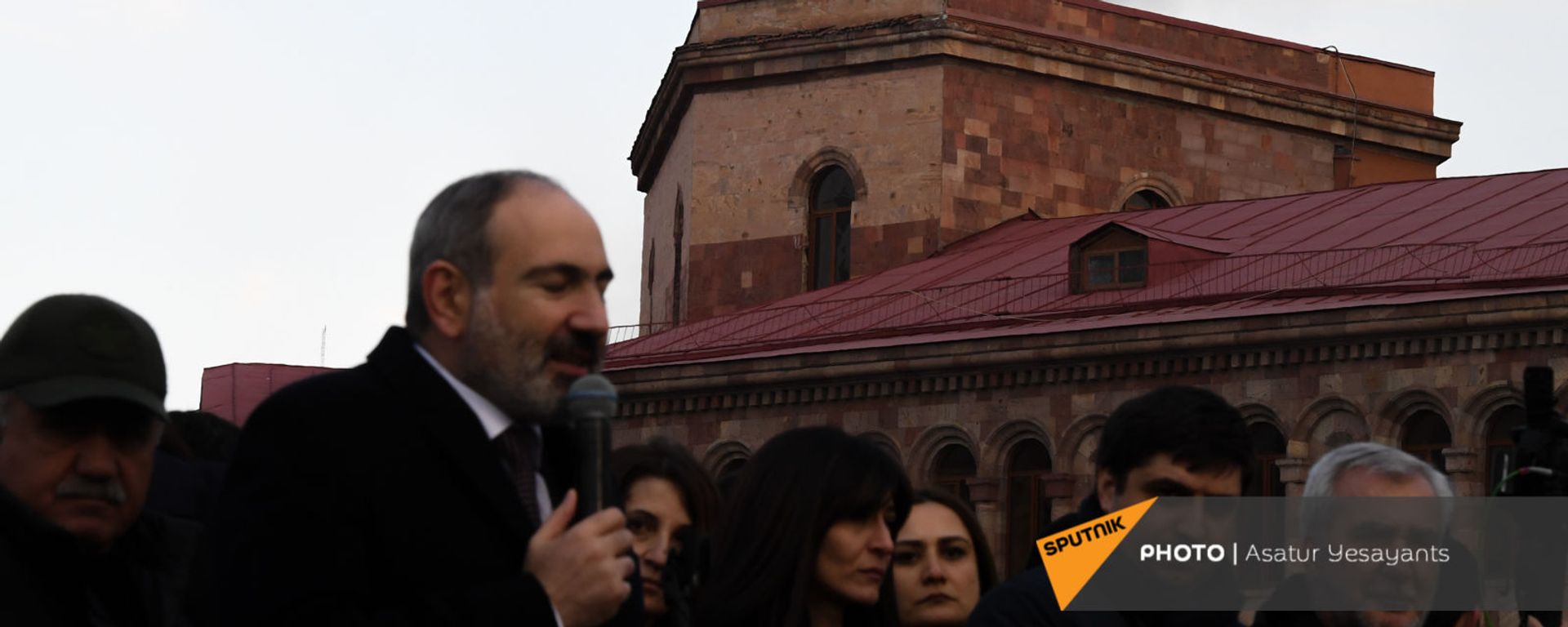 Дым за зданием правительства во время митинга (25 февраля 2021). Еревaн - Sputnik Армения, 1920, 28.03.2021
