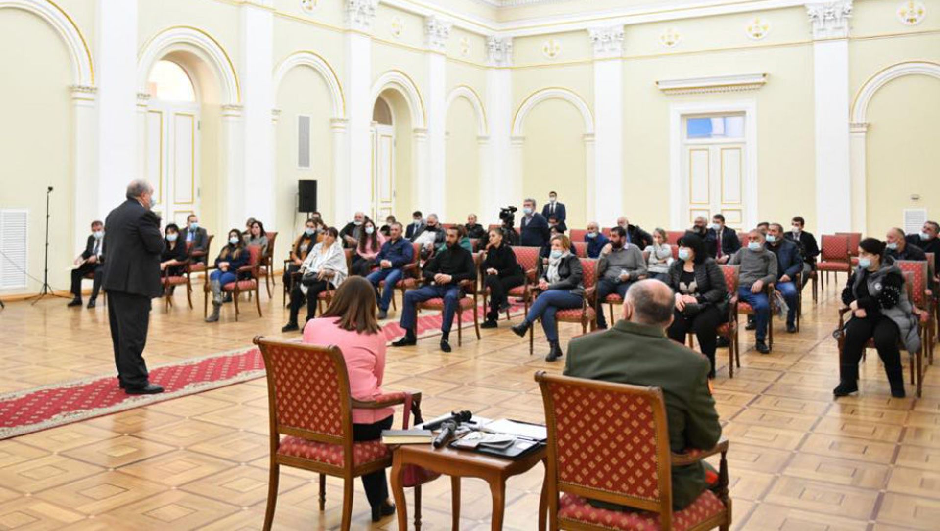 Встреча с семьями пропавших без вести во время второй карабахской года в резиденции президента (28 февраля 2021). Еревaн Встреча с семьями пропавших без вести во время второй карабахской года в резиденции президента (28 февраля 2021). Еревaн - Sputnik Армения, 1920, 28.02.2021