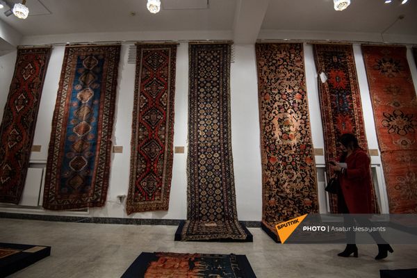 Образцы Шушинского музея ковра, временно экспонирующиеся в Национальном музее-институте архитектуры имени Александра Таманяна в Ереване Образцы Шушинского музея ковра, временно экспонирующиеся в Национальном музее-институте архитектуры имени Александра Таманяна в Ереване - Sputnik Армения