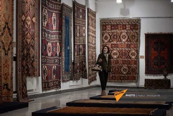 Образцы Шушинского музея ковра, временно экспонирующиеся в Национальном музее-институте архитектуры имени Александра Таманяна в Ереване Образцы Шушинского музея ковра, временно экспонирующиеся в Национальном музее-институте архитектуры имени Александра Таманяна в Ереване - Sputnik Армения