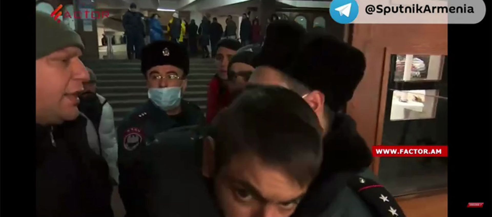 Оппозиция устроила акцию протеста в 3-м правительственном корпусе Оппозиция устроила акцию протеста в 3-м правительственном корпусе - Sputnik Армения, 1920, 01.03.2021