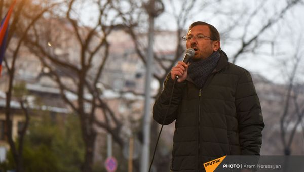Речь Гегама Манукяна во время митинга оппозиции на проспекте Баграмяна (1 марта 2021). Еревaн - Sputnik Արմենիա