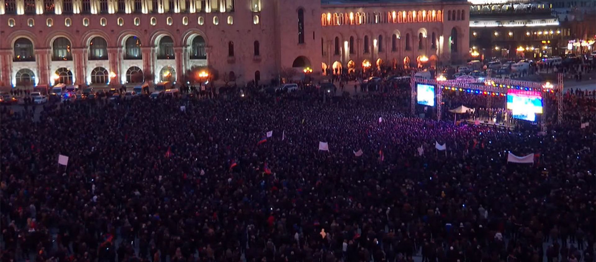 Премьер-министр Никол Пашинян во время митинг со своими сторонниками на площади Республики (1 марта 2021). Еревaн - Sputnik Արմենիա, 1920, 01.03.2021
