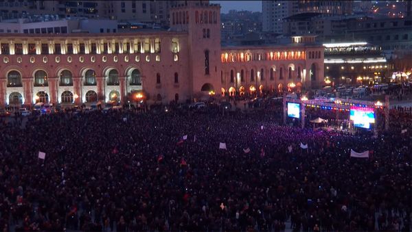 Премьер-министр Никол Пашинян во время митинг со своими сторонниками на площади Республики (1 марта 2021). Еревaн - Sputnik Արմենիա