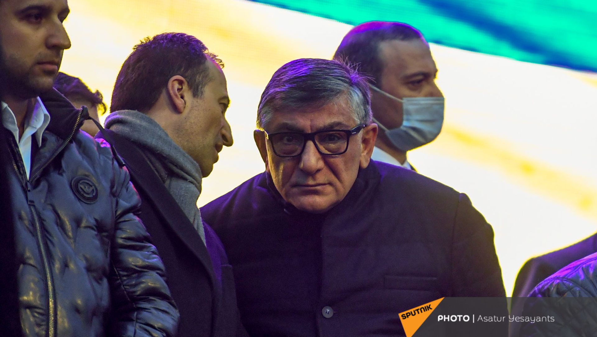 Руководитель аппарата премьера Арсен Торосян беседует с бизнесменом Хачатуром Сукиасяном перед началом митинга премьер-министра со своими сторонниками на площади Республики (1 марта 2021). Еревaн Руководитель аппарата премьера Арсен Торосян беседует с бизнесменом Хачатуром Сукиасяном перед началом митинга премьер-министра со своими сторонниками на площади Республики (1 марта 2021). Еревaн - Sputnik Արմենիա, 1920, 26.06.2021