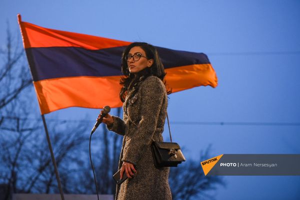Речь Арпине Ованнисян на митинге оппозиции, проведенном на проспекте Баграмяна (1 марта 2021). Еревaн Речь Арпине Ованнисян на митинге оппозиции, проведенном на проспекте Баграмяна (1 марта 2021). Еревaн - Sputnik Армения