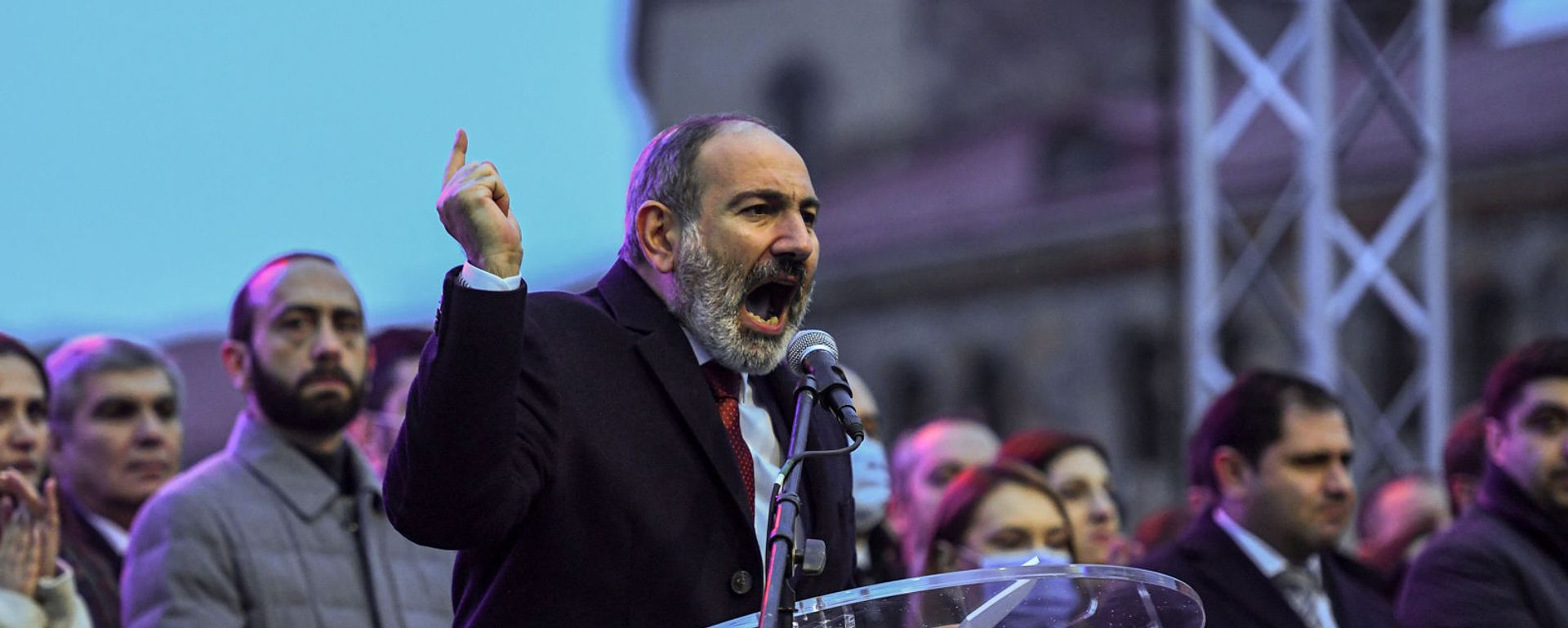 Премьер-министр Никол Пашинян во время митинга со своими сторонниками на площади Республики (1 марта 2021). Еревaн Премьер-министр Никол Пашинян во время митинга со своими сторонниками на площади Республики (1 марта 2021). Еревaн - Sputnik Армения, 1920, 27.04.2021