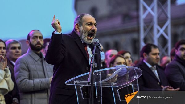 Премьер-министр Никол Пашинян во время митинга со своими сторонниками на площади Республики (1 марта 2021). Еревaн - Sputnik Արմենիա
