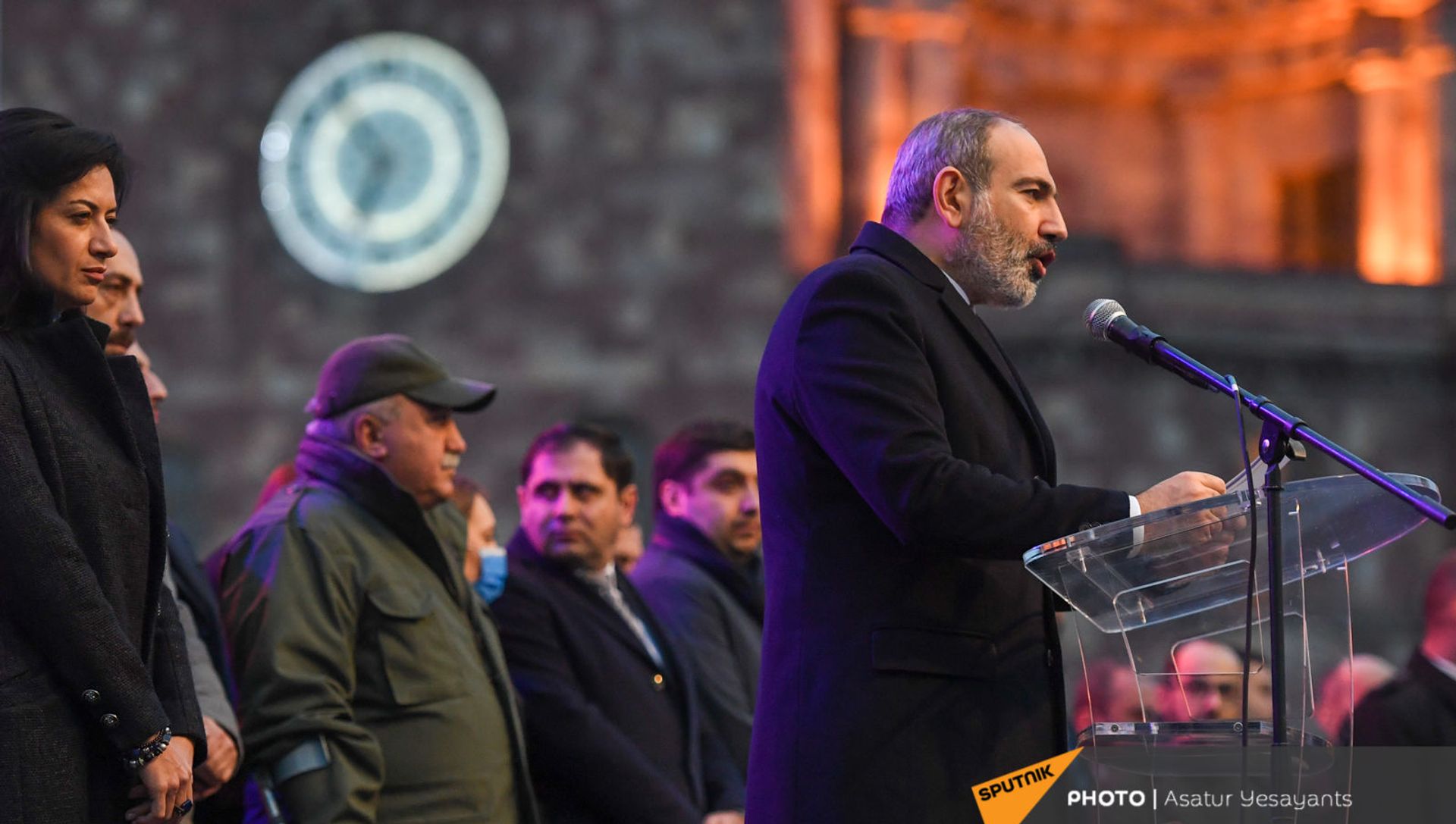 Премьер-министр Никол Пашинян во время митинга со своими сторонниками на площади Республики (1 марта 2021). Еревaн Премьер-министр Никол Пашинян во время митинга со своими сторонниками на площади Республики (1 марта 2021). Еревaн - Sputnik Армения, 1920, 02.03.2021