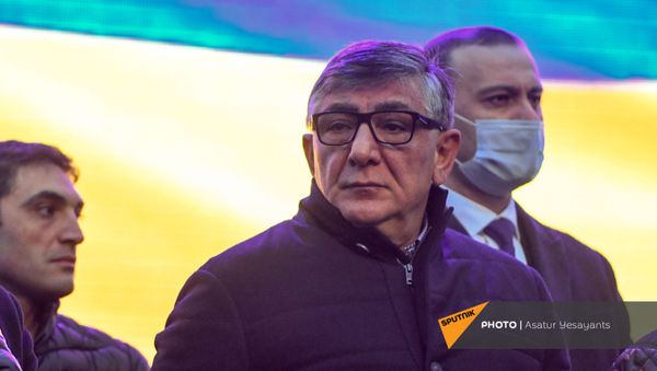 Хачатур Сукиасян во время митинга премьер-министра со своими сторонниками на площади Республики (1 марта 2021). Еревaн - Sputnik Армения