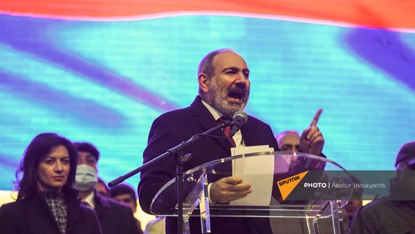 Премьер-министр Никол Пашинян во время митинга со своими сторонниками на площади Республики (1 марта 2021). Еревaн - Sputnik Արմենիա