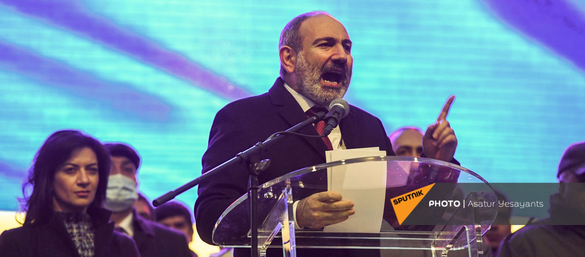 Премьер-министр Никол Пашинян во время митинга со своими сторонниками на площади Республики (1 марта 2021). Еревaн - Sputnik Արմենիա, 1920, 01.06.2021
