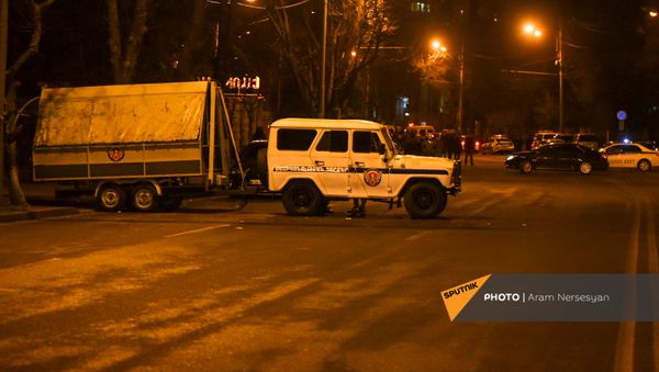 Автомобиль полиции на проспекте Баграмяна во время митинга оппозиции (1 марта 2021). Еревaн - Sputnik Արմենիա