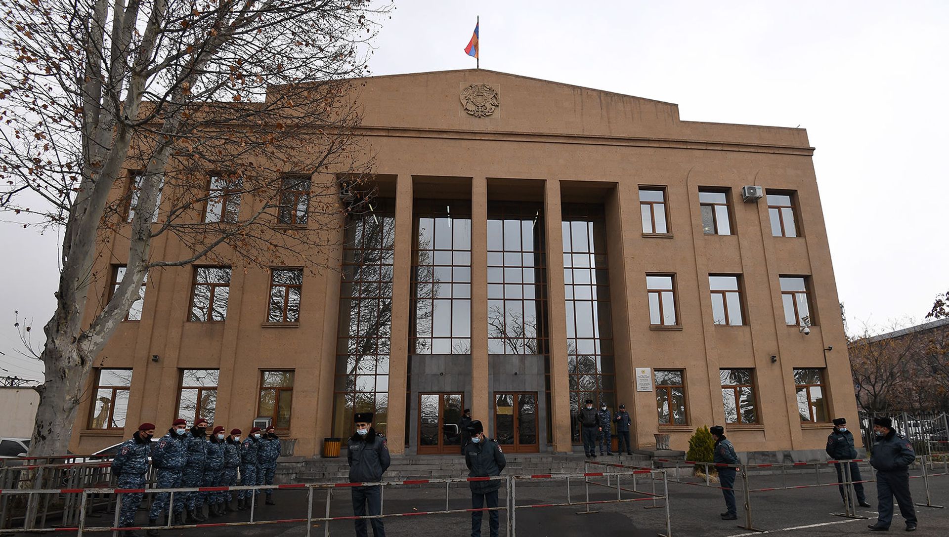 Сотрудники полиции перед зданием суда, где проходит заседание по делу 1 марта (2 марта 2021). Еревaн Сотрудники полиции перед зданием суда, где проходит заседание по делу 1 марта (2 марта 2021). Еревaн - Sputnik Արմենիա, 1920, 02.03.2021